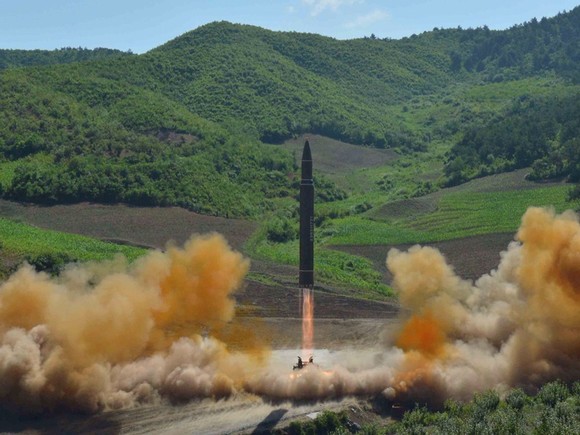 KCNA công bố hình ảnh phóng tên lửa đạn đạo xuyên lục địa (ICBM) Hwasong-14 ngày 4-7-2017