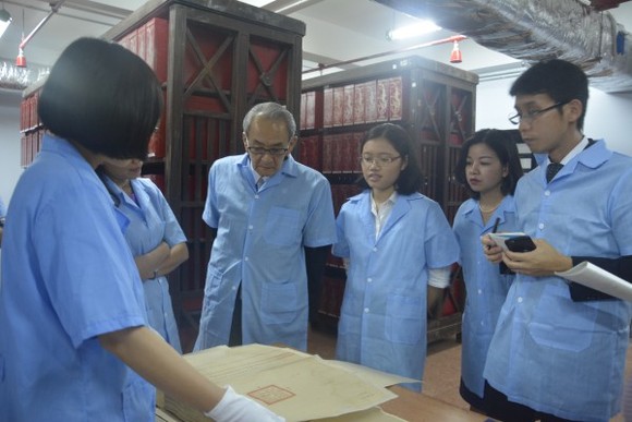 Đoàn đại biểu Lưu trữ Quốc gia Nhật Bản tham quan kho tài liệu Hán Nôm. Ảnh TTLTQG1