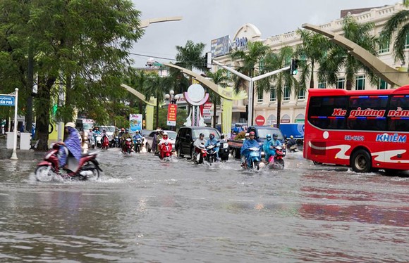 Thanh Hóa: 1 người chết, nhiều tuyến phố bị ngập do bão số 10 ảnh 1