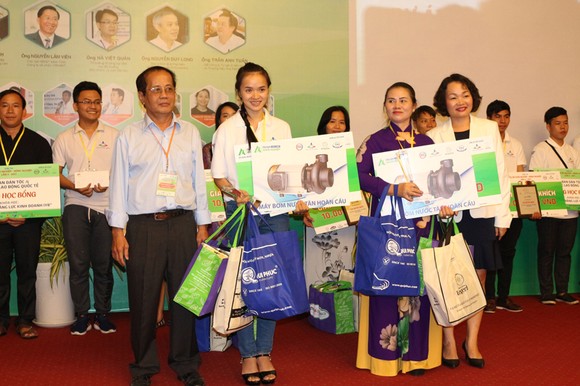   Ban giám khảo trao giải thưởng cho các thí sinh đoạt giải   Ảnh: Quỳnh Trần