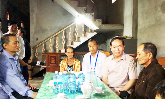 Chủ tịch nước Trần Đại Quang thăm hỏi, động viên đồng bào vùng lũ Hòa Vang (TP Đà Nẵng)