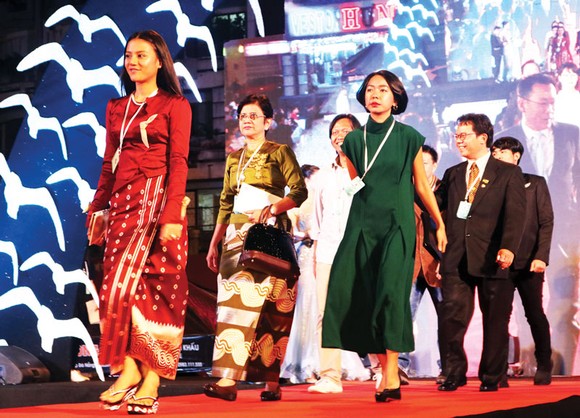 Đoàn làm phim của các nước thuộc khối ASEAN tại Liên hoan phim Việt Nam lần thứ 20