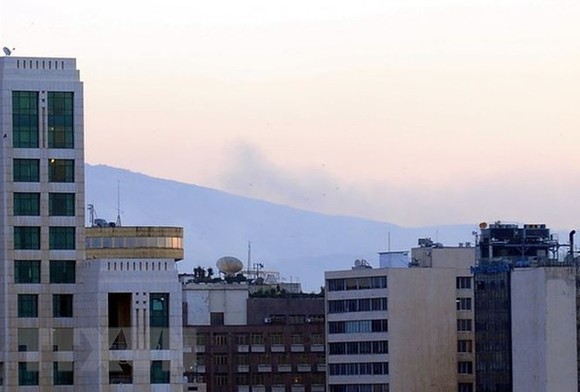 Khói bốc lên tại thủ đô Damascus sau đợt tấn công của liên quân Mỹ - Anh - Pháp nhằm vào Syria ngày 14/4. (Nguồn: THX/ TTXVN)