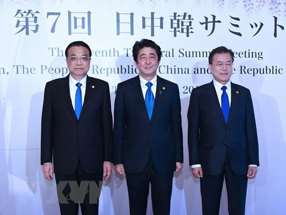 Thủ tướng Trung Quốc Lý Khắc Cường (trái), Tổng thống Hàn Quốc Moon Jae-in (phải) và Thủ tướng Nhật Bản Shinzo Abe (giữa) tại hội nghị thượng đỉnh Trung-Nhật-Hàn lần thứ 7. (Nguồn: THX/TTXVN