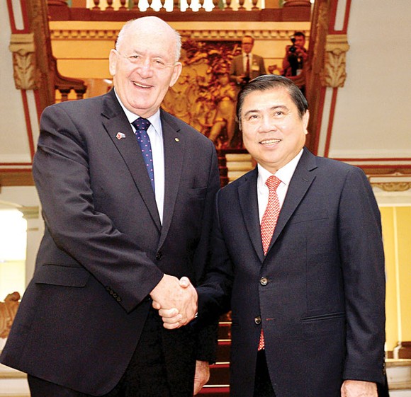 Chủ tịch UBND TPHCM Nguyễn Thành Phong tiếp Toàn quyền Australia Peter Cosgrove                                                         Ảnh: VIỆT DŨNG