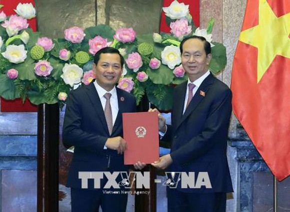 Chủ tịch nước Trần Đại Quang trao Quyết định bổ nhiệm Phó Chánh án Tòa án nhân dân Tối cao cho ông Nguyễn Văn Du. Ảnh TTXVN