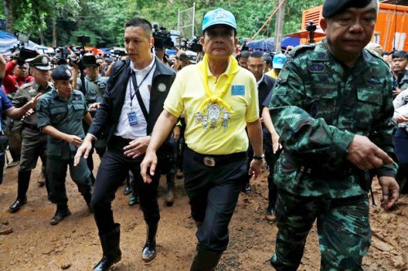 Thủ tướng Thái Lan, áo vàng, đến hiện trường thúc giục cứu hộ nỗ lực tìm đội bóng. Ảnh: Reuters