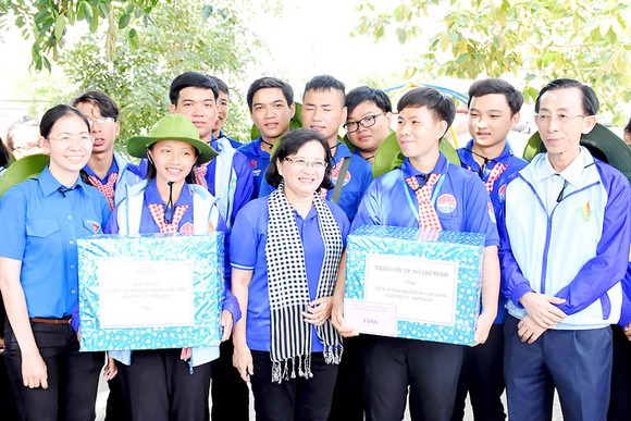 Lãnh đạo TPHCM thăm chiến sĩ tình nguyện Mùa hè xanh ảnh 1