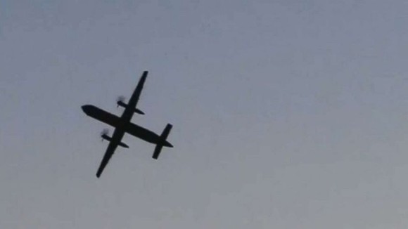 Chiếc Q400 của hãng Horizon Air bị lấy trộm bay trên đảo Ketron ở Puget Sound, bang Washington, Mỹ, trước khi đâm xuống đảo này ngày 10-8-2018.  ẢNH:  REUTERS