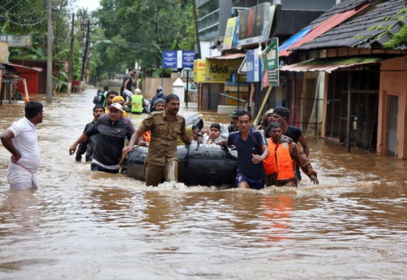 Người dân được sơ tán khỏi khu vực ngập lụt ở vùng Aluva, bang Kerala hôm 18-8 Ảnh: REUTERS