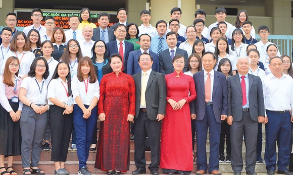 Chủ tịch Quốc hội Nguyễn Thị Kim Ngân: Trường đại học có trách nhiệm đóng góp hoàn chỉnh hệ thống quản lý nhà nước ảnh 1