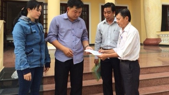 Ông Trần Văn Triều (trái ảnh) hướng dẫn cho công nhân tại Tòa án huyện Củ Chi. Nguồn: LAODONG.VN