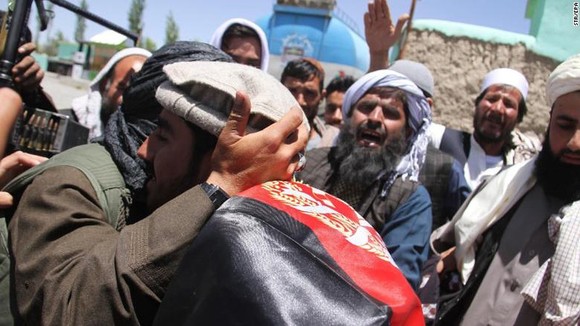 Chiến binh Taliban và người Afghanistan ôm nhau tại Ghazni ngày 16-6. Ảnh: CNN