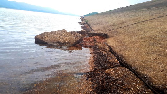 Hiện trường sạt lở phần dưới mái thân đập chính hồ Kẻ Gỗ