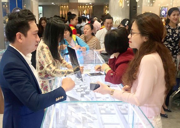 Tấp nập mua vàng trước ngày vía Thần tài ảnh 1