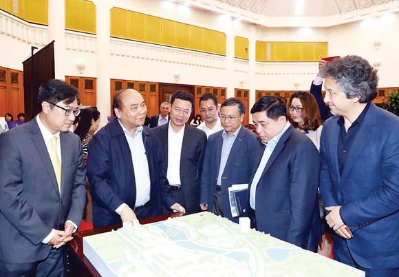 Thủ tướng Nguyễn Xuân Phúc và các đại biểu xem mô hình Trung tâm đổi mới sáng tạo quốc gia Ảnh: TTXVN