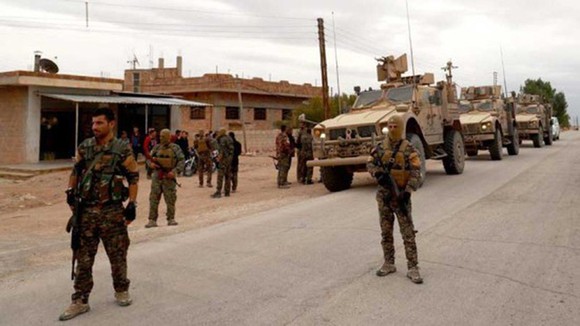Lực lượng vũ trang Dân chủ Syria do Mỹ hậu thuẫn tuần tra tại khu vực làng Baghouz. (Ảnh: Dailytimes)