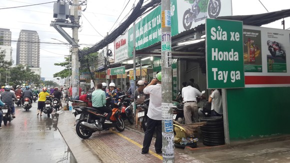 Mưa lớn kèm theo gió mạnh ở nhiều quận trung tâm TPHCM ảnh 6