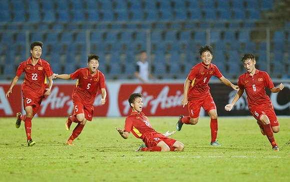 Niềm vui của U15 Việt Nam đá bại Australia giành vé vào chung kết. Ảnh: VFF
