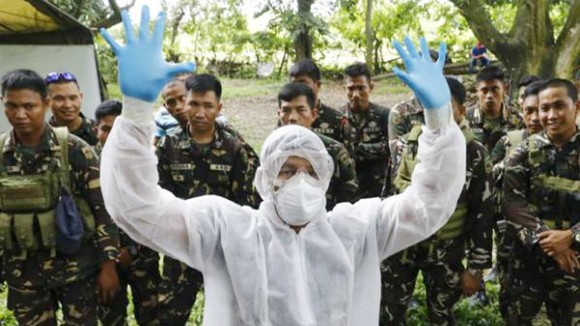 Hướng dẫn binh sĩ tham gia tiêu hủy gia cầm tại trung tâm chỉ huy phối hợp các cơ quan y tế, thú y và nông nghiệp ở San Luis, tỉnh Pampanga, Philippines. Ảnh: EPA