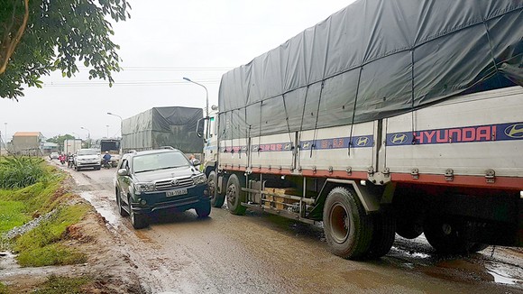 Các loại ô tô chen chúc nhau trên quốc lộ 40B đoạn từ Tam Kỳ đến Phú Ninh