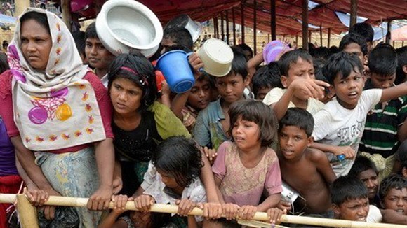 Người tị nạn Rohingya xếp hàng chờ nhận lương thực cứu trợ tại trại tị nạn Thaingkhali ở Ukhia, Bangladesh. Nguồn: TTXVN