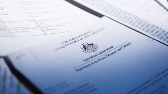 Một số tài liệu chính phủ Australia nằm trong tủ hồ sơ cũ. Ảnh: ABC
