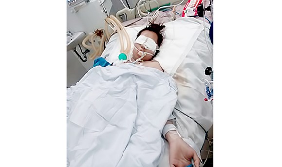 Chị Trần Thị Thúy Hồng đang nằm điều trị tại Bệnh viện Đa khoa Đà Nẵng