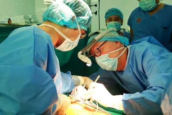 Các bác sĩ Bệnh viện 108 đang tiến hành ca ghép phổi cho bệnh nhân Hanh