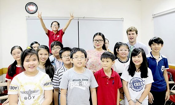 Giáo viên, trợ giảng và học sinh tại hệ thống Anh văn Hội Việt Mỹ. Ảnh minh họa