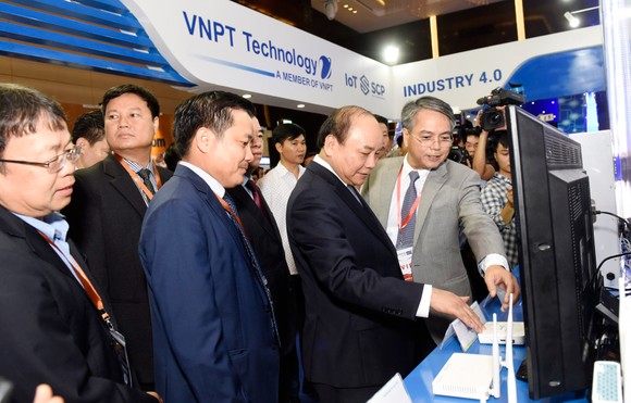  Lãnh đạo VNPT giới thiệu những giải pháp, sản phẩm công nghệ mới của VNPT với Thủ tướng Chính phủ Nguyễn Xuân Phúc và các quan khách tại sự kiện Industry 4.0 Summit 2018