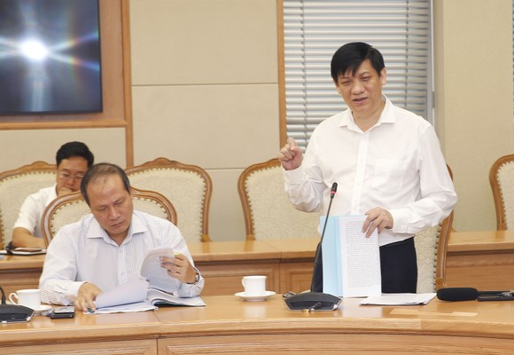 Thứ trưởng Bộ Y tế Nguyễn Thanh Long báo cáo công tác bảo đảm ATTP tại cuộc họp. Ảnh: VGP