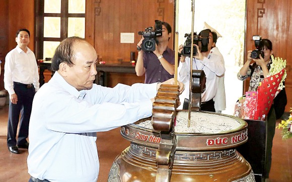 Thủ tướng Nguyễn Xuân Phúc dâng hương tại Khu Di tích quốc gia đặc biệt Kim Liên ảnh 1