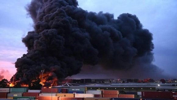 Australia: Cháy nhà máy hóa chất, khói độc đe dọa người dân