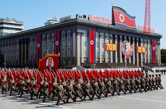 Xe hoa mang chân dung người sáng lập CHDCND Triều Tiên Kim Nhật Thành. REUTERS