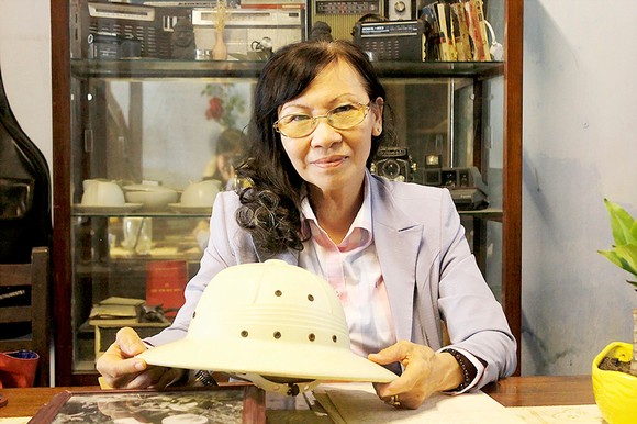 Bà Trần Thị Triệu với chiếc nón cối của cha năm xưa đang được lưu giữ tại căn nhà số 113A Đặng Dung, quận 1