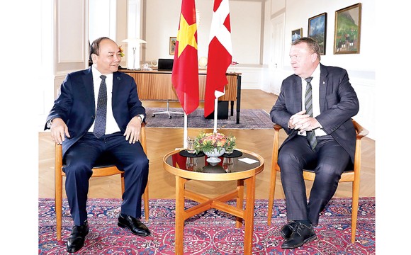 Thủ tướng Nguyễn Xuân Phúc hội đàm với Thủ tướng Đan Mạch Lars Lokke Rasmussen. Ảnh: TTXVN