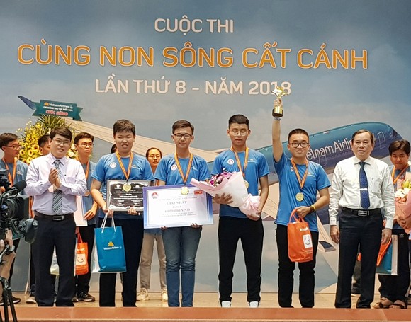 Trường THPT Chuyên Lê Hồng Phong giành giải nhất cuộc thi "Cùng non sông cất cánh". ảnh 2