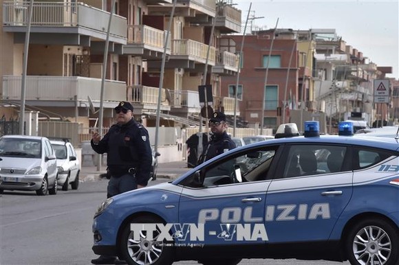 Cảnh sát Italy trong chiến dịch bắt giữ những đối tượng liên quan tới các bang đảng mafia tại Ostia. Ảnh: TTXVN