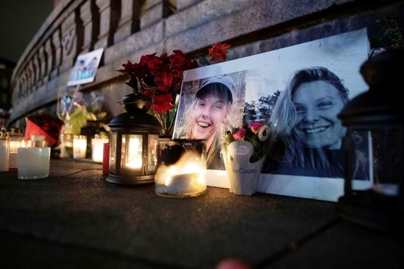 Hoa và nến tưởng niệm 2 nạn nhân Louisa Vesterager Jespersen và Maren Ueland tại Quảng trường Tòa Thị chính ở Copenhagen, Đan Mạch, ngày 28-12-2018. Ảnh: REUTERS