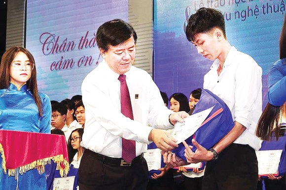 Ông Ngô Văn Đông - Tổng giám đốc Công ty CP Phân bón Bình Điền - tặng học bổng cho học sinh nghèo học giỏi tại Tây Nguyên. Ảnh: PHAN NAM