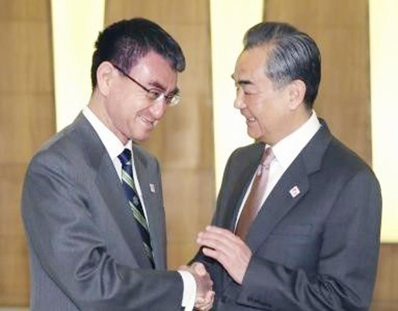 Ngoại trưởng Nhật Bản Taro Kono (trái) và người đồng cấp Trung Quốc Vương Nghị (phải) tại cuộc gặp ở Bắc Kinh, Trung Quốc ngày 14-4. Ảnh: Kyodo/TTXVN