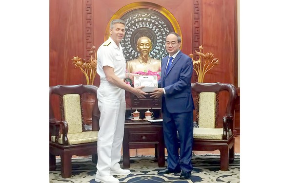 Đồng chí Nguyễn Thiện Nhân trao quà lưu niệm tặng Đô đốc Davidson