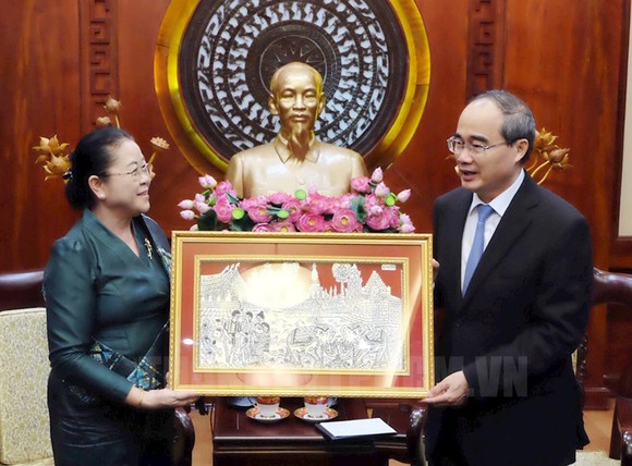Tân Tổng lãnh sự CHDC Nhân dân Lào tại TPHCM Phimpha Keomixay tặng quà cho Bí thư Thành ủy Nguyễn Thiện Nhân. Ảnh: hcmcpv
