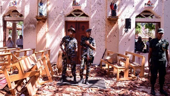 Cảnh sát Sri Lanka bên trong nhà thờ Sebastian tại Katuwapitiya ở Negombo. Ảnh: Getty Images