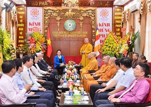 Hòa thượng Thích Thanh Nhiễu phát biểu cảm ơn Chủ tịch Quốc hội Nguyễn Thị Kim Ngân đã tới thăm, chúc mừng. Ảnh: quochoi 