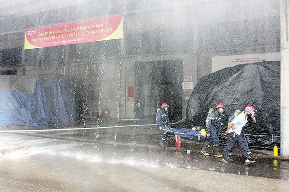 Gần 200 nhân viên Cty Vedan Việt Nam tham gia “Buổi diễn tập phòng cháy chữa cháy và cứu nạn cứu hộ” tại công ty ảnh 4