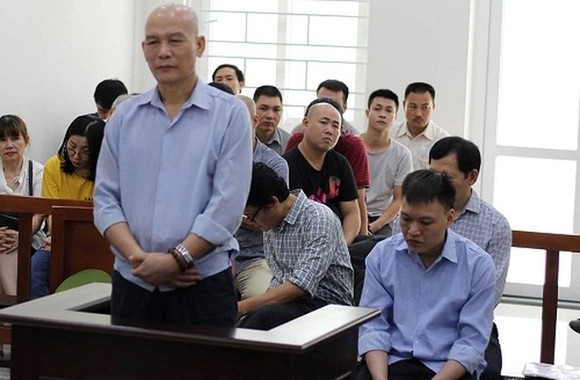 Lương Văn Hữu (đứng) và các bị cáo liên quan tại phiên tòa. Ảnh: Anninhthudo
