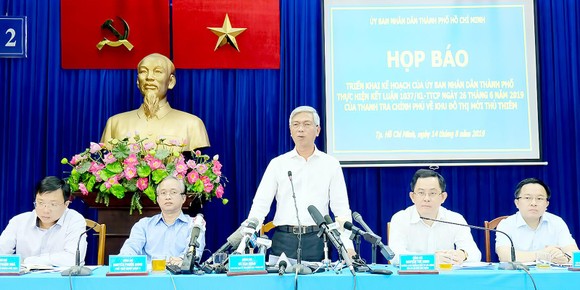 Phó Chủ tịch UBND TPHCM Võ Văn Hoan trả lời báo chí tại buổi họp báo. Ảnh: KIỀU PHONG