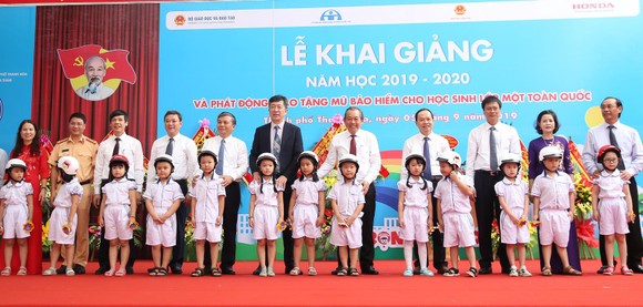 Trao tặng mũ bảo hiểm cho học sinh lớp một toàn quốc với chủ đề “Giữ trọn ước mơ” ảnh 1